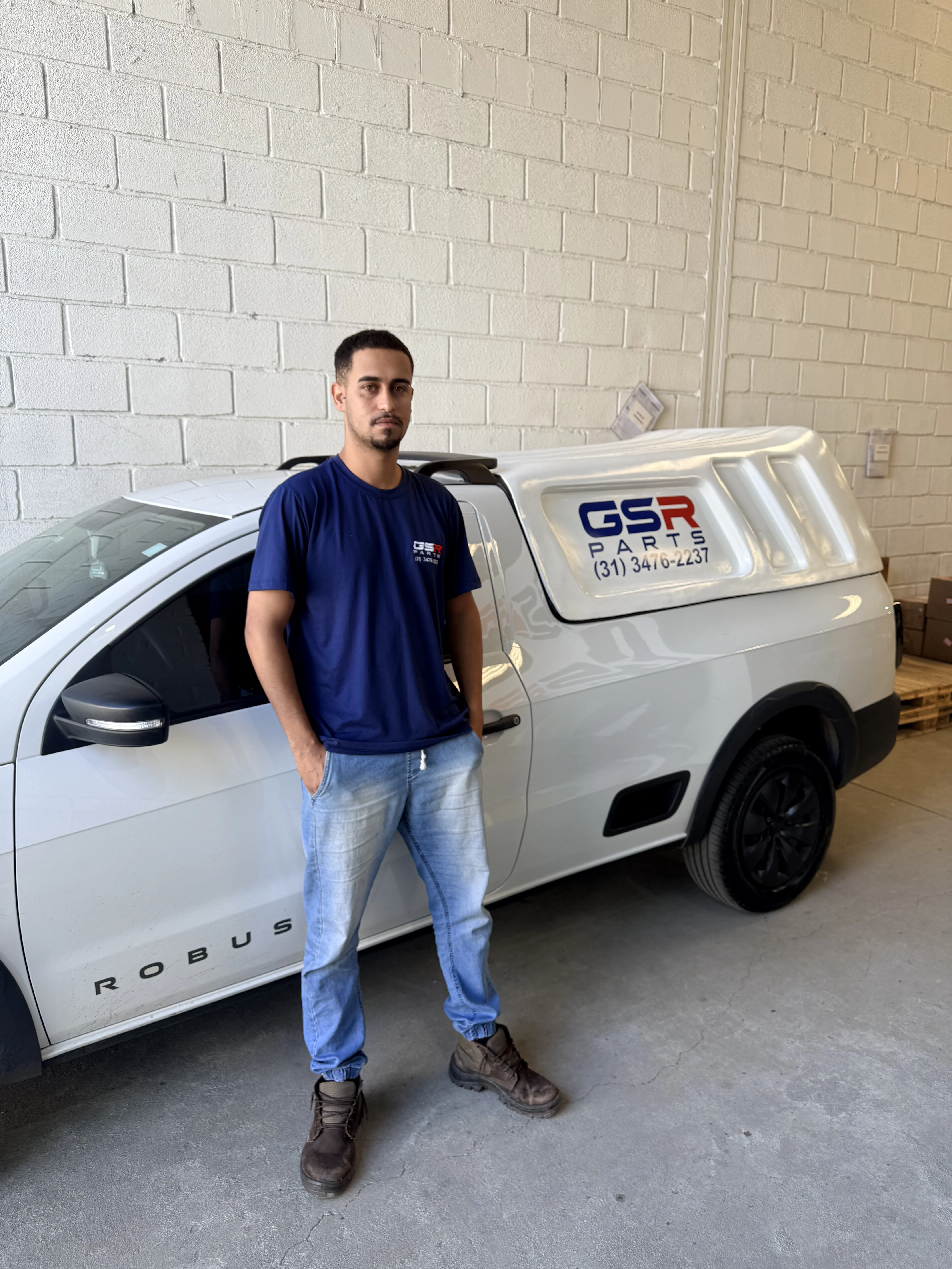 Equipe de entrega GSR Parts com veículos de apoio