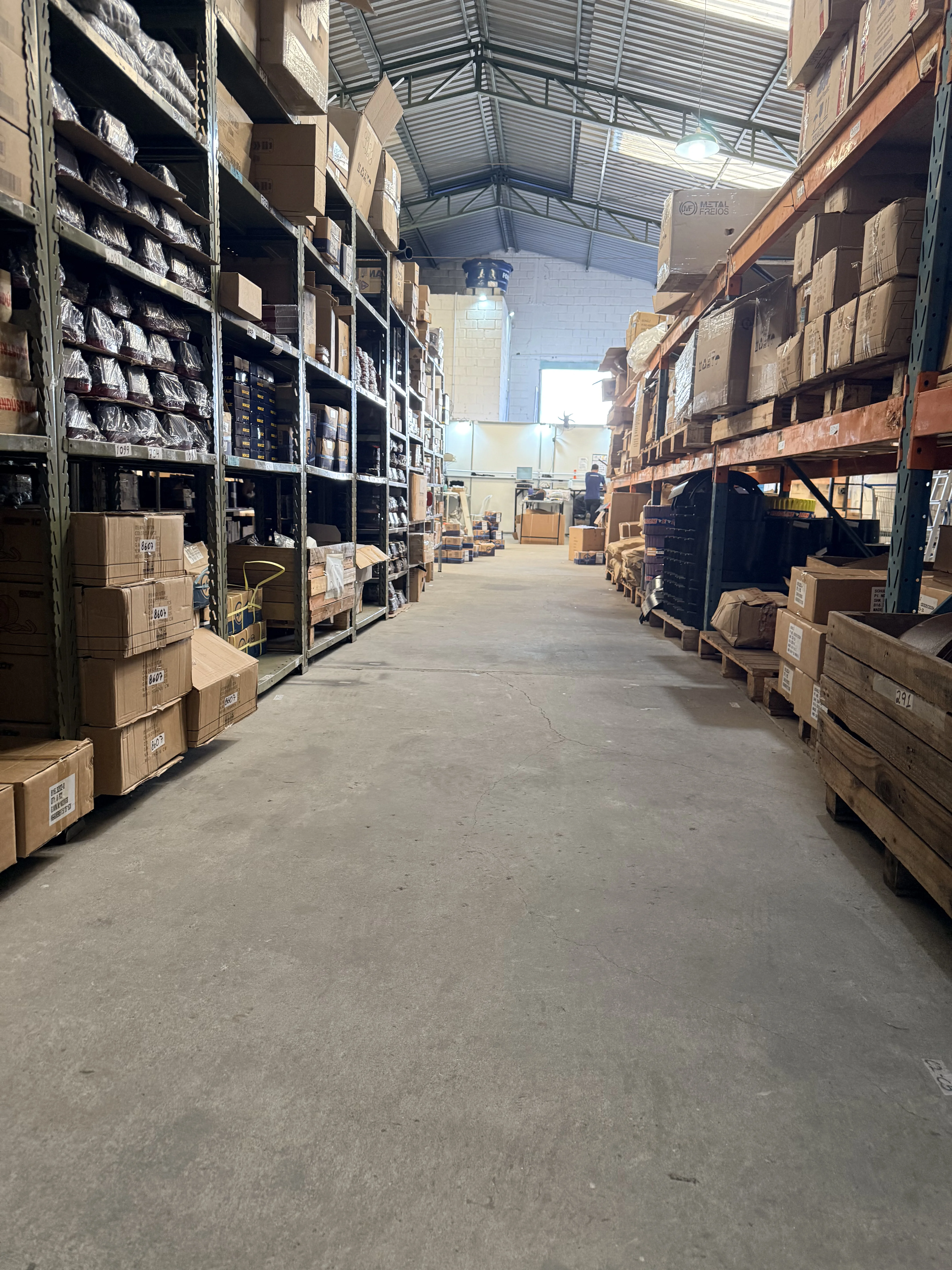 Corredor de estoque da GSR Parts com peças para caminhões e carretas